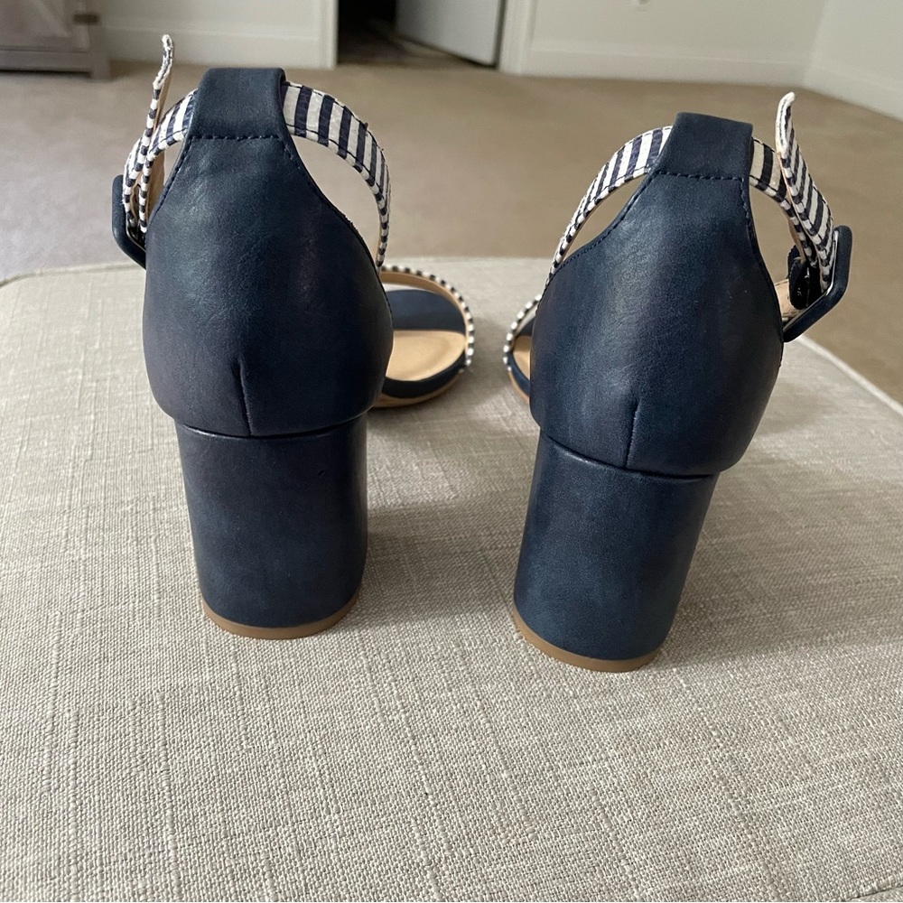 CL by Laundry Blue and white  Heels Elegant Design 8.5 - Picture 4 of 8